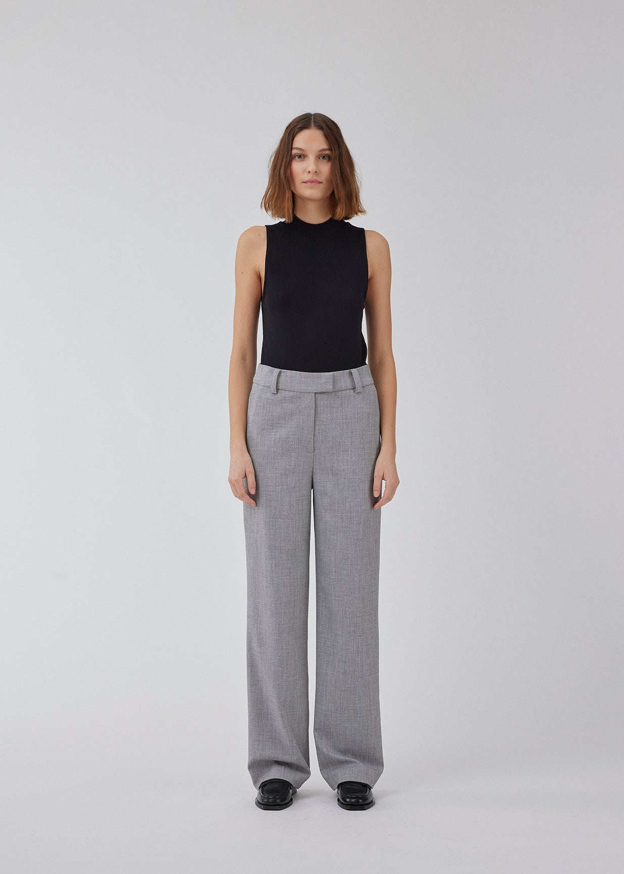 Højtaljede bukser i vævet kvalitet med lynlåsgylp med skjult hægte. HeartMD pants har skrå sidelommer og snydelommer bagpå. Lige ben. Modellen er 175 cm og har en størrelse S/36 på.