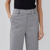 Højtaljede bukser i vævet kvalitet med lynlåsgylp med skjult hægte. HeartMD pants har skrå sidelommer og snydelommer bagpå. Lige ben. Modellen er 175 cm og har en størrelse S/36 på.