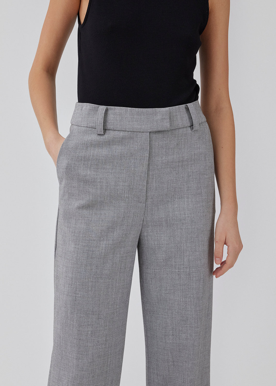 Højtaljede bukser i vævet kvalitet med lynlåsgylp med skjult hægte. HeartMD pants har skrå sidelommer og snydelommer bagpå. Lige ben. Modellen er 175 cm og har en størrelse S/36 på.