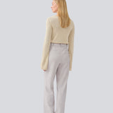 Højtaljede bukser i vævet kvalitet med lynlåsgylp med skjult hægte. HeartMD pants har skrå sidelommer og snydelommer bagpå. Lige ben. Modellen er 175 cm og har en størrelse S/36 på.
