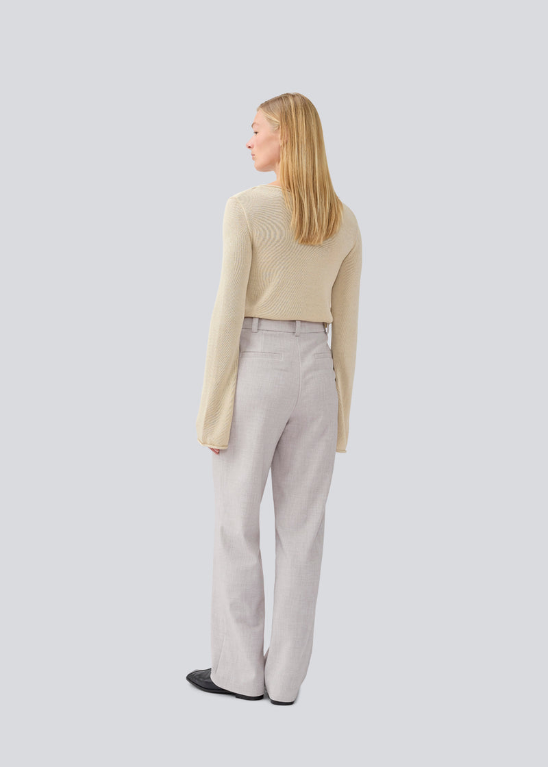Højtaljede bukser i vævet kvalitet med lynlåsgylp med skjult hægte. HeartMD pants har skrå sidelommer og snydelommer bagpå. Lige ben. Modellen er 175 cm og har en størrelse S/36 på.
