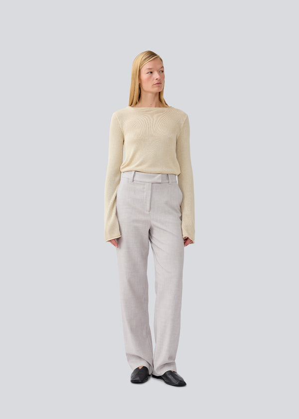 Højtaljede bukser i vævet kvalitet med lynlåsgylp med skjult hægte. HeartMD pants har skrå sidelommer og snydelommer bagpå. Lige ben. Modellen er 175 cm og har en størrelse S/36 på.

