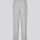 Højtaljede bukser i vævet kvalitet med lynlåsgylp med skjult hægte. HeartMD pants har skrå sidelommer og snydelommer bagpå. Lige ben. Modellen er 175 cm og har en størrelse S/36 på.

