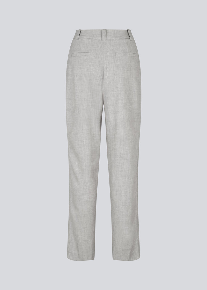 Højtaljede bukser i vævet kvalitet med lynlåsgylp med skjult hægte. HeartMD pants har skrå sidelommer og snydelommer bagpå. Lige ben. Modellen er 175 cm og har en størrelse S/36 på.

