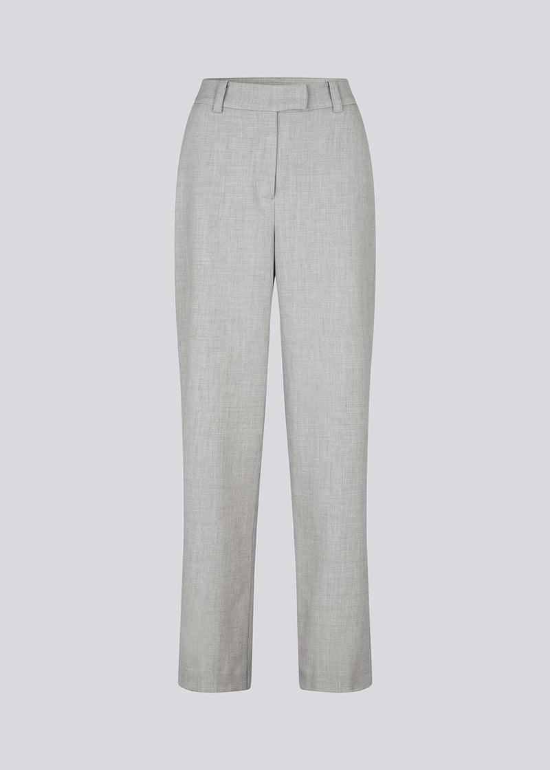 Højtaljede bukser i vævet kvalitet med lynlåsgylp med skjult hægte. HeartMD pants har skrå sidelommer og snydelommer bagpå. Lige ben. Modellen er 175 cm og har en størrelse S/36 på.
