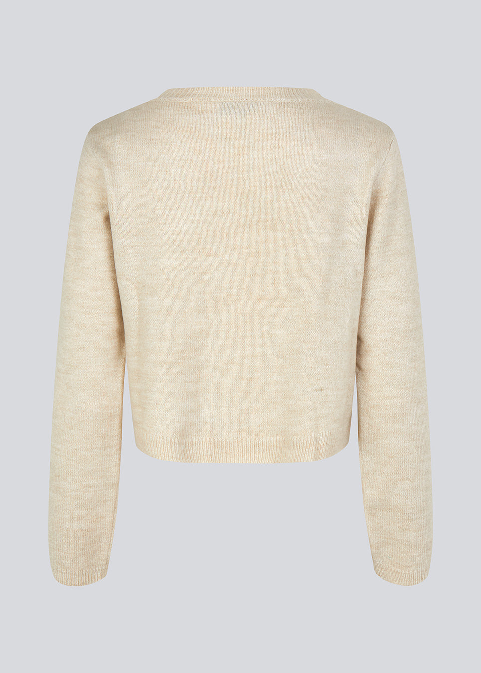 Cropped cardigan i beige i blødt materiale. HeatMD cardigan har v-hals og knaplukning fortil med rynkedetalje. Ærmerne er lange. Modellen er 175 cm og har en størrelse S/36 på.