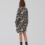 Kort kjole i let, vævet kvalitet med print, dyb v-udskæring og afslappet pasform. HeleneMD print dress har lange ballonærmer med manchet og lav skuldersøm. Modellen er 175 cm og har en størrelse S/36 på.