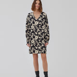 Kort kjole i let, vævet kvalitet med print, dyb v-udskæring og afslappet pasform. HeleneMD print dress har lange ballonærmer med manchet og lav skuldersøm. Modellen er 175 cm og har en størrelse S/36 på.