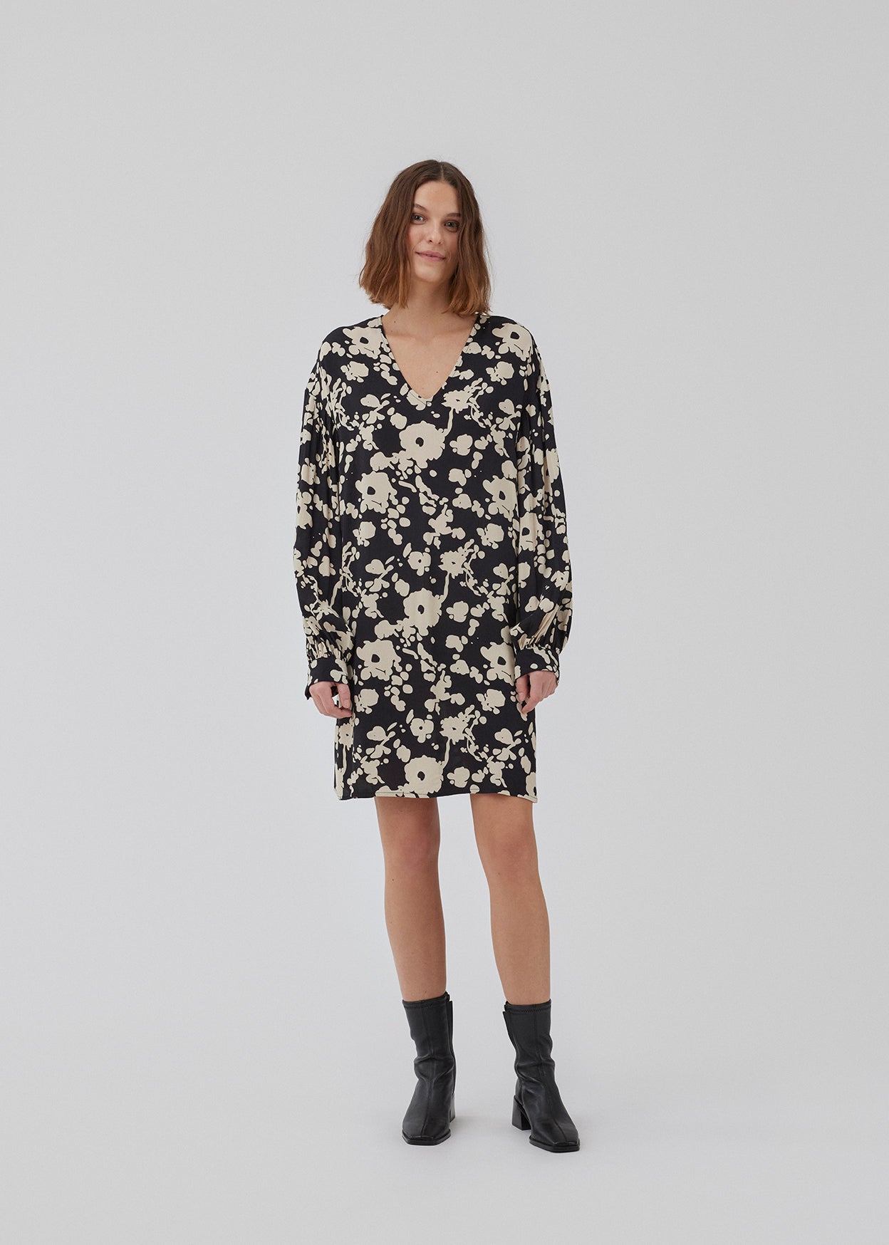 Kort kjole i let, vævet kvalitet med print, dyb v-udskæring og afslappet pasform. HeleneMD print dress har lange ballonærmer med manchet og lav skuldersøm. Modellen er 175 cm og har en størrelse S/36 på.