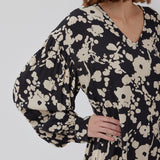 Kort kjole i let, vævet kvalitet med print, dyb v-udskæring og afslappet pasform. HeleneMD print dress har lange ballonærmer med manchet og lav skuldersøm. Modellen er 175 cm og har en størrelse S/36 på.