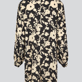 Kort kjole i let, vævet kvalitet med print, dyb v-udskæring og afslappet pasform. HeleneMD print dress har lange ballonærmer med manchet og lav skuldersøm. Modellen er 175 cm og har en størrelse S/36 på.