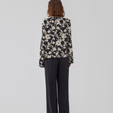 Skjorte i boxy fit med print i viskose-kvalitet. HeleneMD print shirt har klassisk krave, knaplukning foran og 3/4 lange ærmer. Modellen er 175 cm og har en størrelse S/36 på.