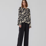 Skjorte i boxy fit med print i viskose-kvalitet. HeleneMD print shirt har klassisk krave, knaplukning foran og 3/4 lange ærmer. Modellen er 175 cm og har en størrelse S/36 på.