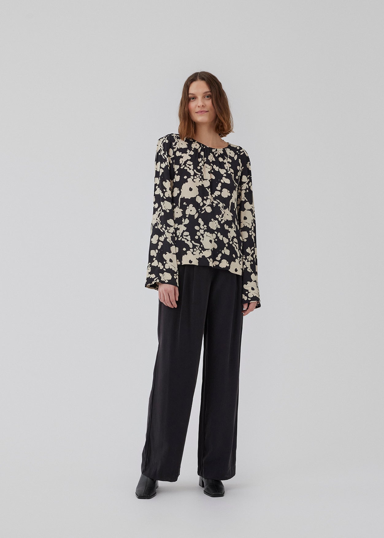 Skjorte i boxy fit med print i viskose-kvalitet. HeleneMD print shirt har klassisk krave, knaplukning foran og 3/4 lange ærmer. Modellen er 175 cm og har en størrelse S/36 på.