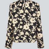 Skjorte i boxy fit med print i viskose-kvalitet. HeleneMD print shirt har klassisk krave, knaplukning foran og 3/4 lange ærmer. Modellen er 175 cm og har en størrelse S/36 på.