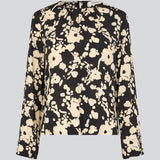 Skjorte i boxy fit med print i viskose-kvalitet. HeleneMD print shirt har klassisk krave, knaplukning foran og 3/4 lange ærmer. Modellen er 175 cm og har en størrelse S/36 på.
