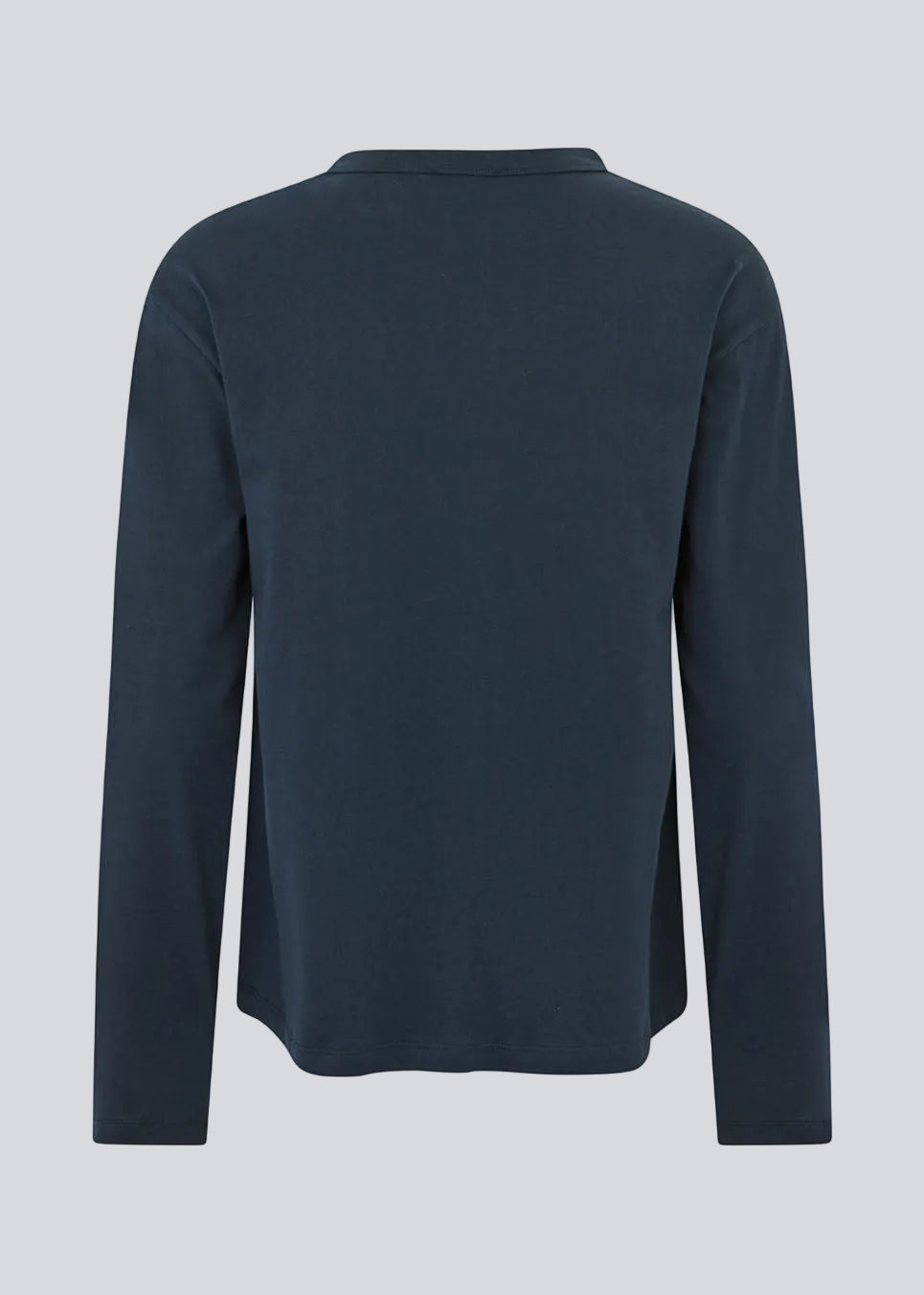 Langærmet t-shirt i bomuldsjersey. HellenMD LS t-shirt har en afslappet pasform med vidde, brede ærmer og rund hals.