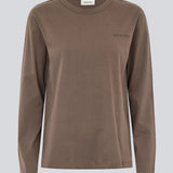 Langærmet t-shirt i bomuldsjersey. HellenMD LS t-shirt har en afslappet pasform med vidde, brede ærmer og rund hals.