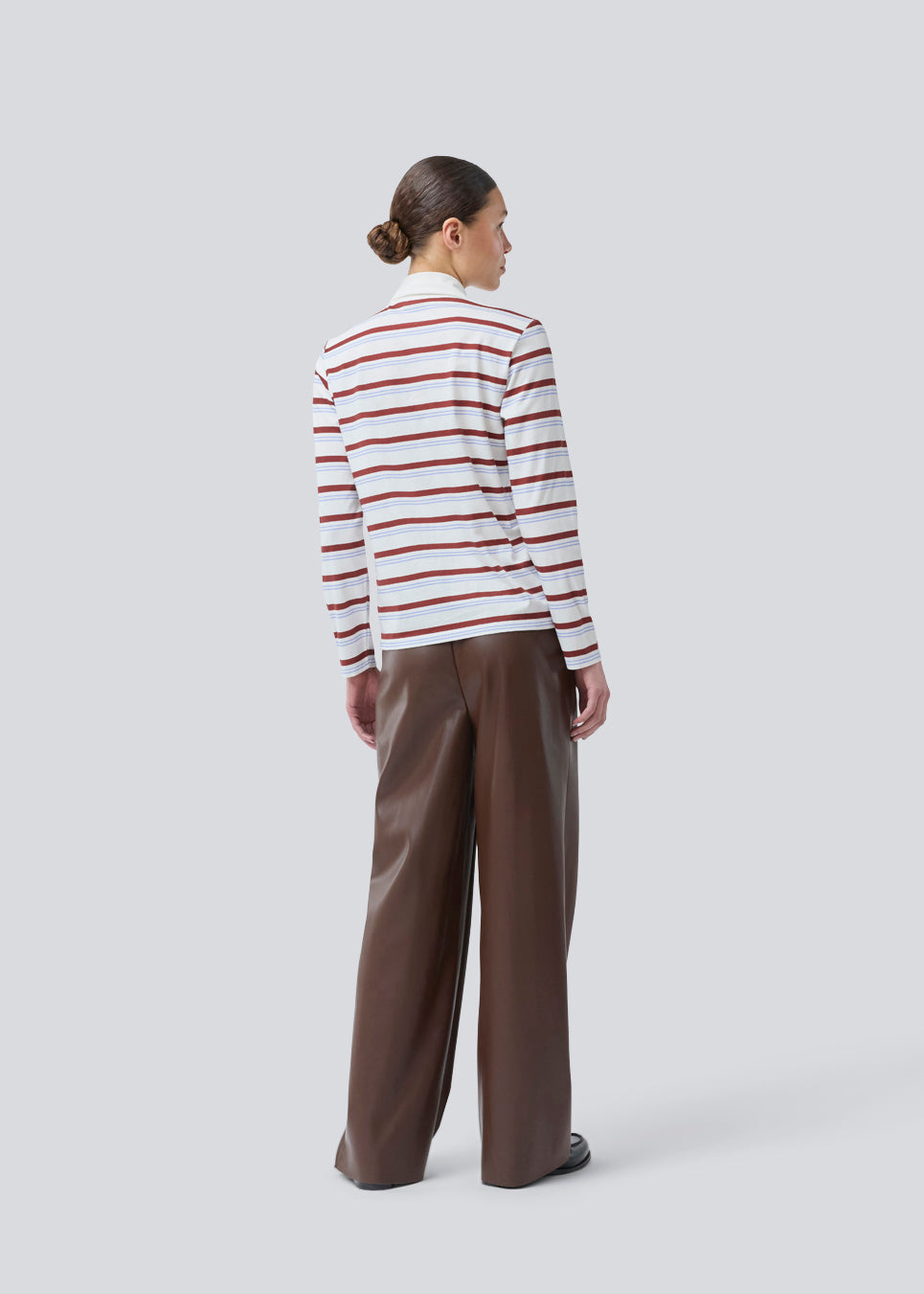 Langærmet t-shirt i bomuldsjersey med striber. HellenMD LS stripe t-shirt har en afslappet pasform med brede ærmer og rund hals. Modellen er 175 cm og har en størrelse S/36 på.