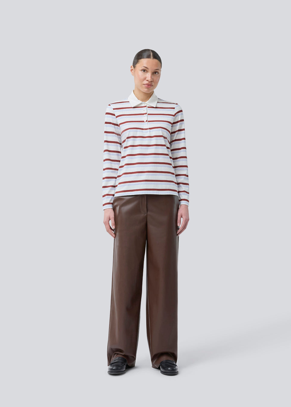 Langærmet t-shirt i bomuldsjersey med striber. HellenMD LS stripe t-shirt har en afslappet pasform med brede ærmer og rund hals. Modellen er 175 cm og har en størrelse S/36 på.