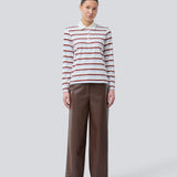 Langærmet t-shirt i bomuldsjersey med striber. HellenMD LS stripe t-shirt har en afslappet pasform med brede ærmer og rund hals. Modellen er 175 cm og har en størrelse S/36 på.
