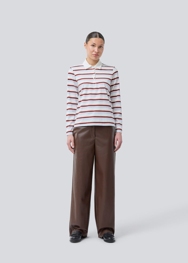 Langærmet t-shirt i bomuldsjersey med striber. HellenMD LS stripe t-shirt har en afslappet pasform med brede ærmer og rund hals. Modellen er 175 cm og har en størrelse S/36 på.