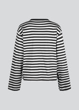 Langærmet t-shirt i bomuldsjersey i hvid med sorte striber. HellenMD LS stripe t-shirt har en afslappet pasform med brede ærmer og rund hals. Modellen er 175 cm og har en størrelse S/36 på.