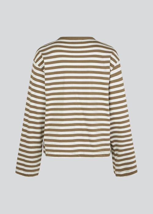 Langærmet t-shirt i bomuldsjersey i hvid med beige striber. HellenMD LS stripe t-shirt har en afslappet pasform med brede ærmer og rund hals. Modellen er 175 cm og har en størrelse S/36 på.