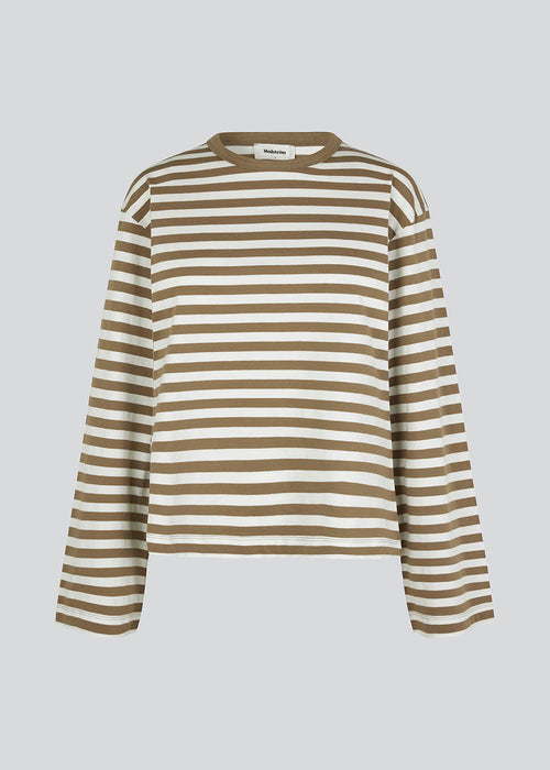 Langærmet t-shirt i bomuldsjersey i hvid med beige striber. HellenMD LS stripe t-shirt har en afslappet pasform med brede ærmer og rund hals. Modellen er 175 cm og har en størrelse S/36 på.