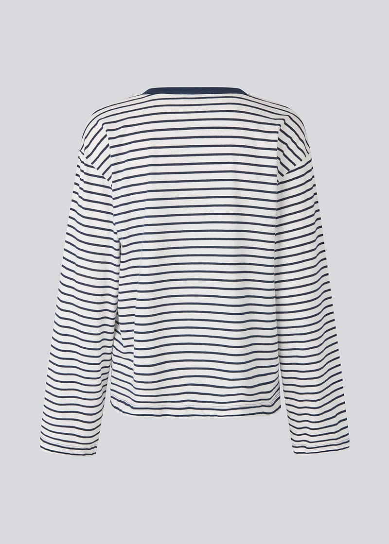 Langærmet t-shirt i bomuldsjersey med striber. HellenMD LS stripe t-shirt har en afslappet pasform med brede ærmer og rund hals. 

Materiale:
100% Økologisk Bomuld