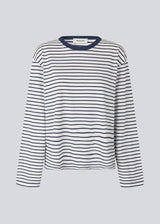 Langærmet t-shirt i beige i bomuldsjersey med mørkeblå striber. HellenMD LS stripe t-shirt har en afslappet pasform med brede ærmer og rund hals.&nbsp;