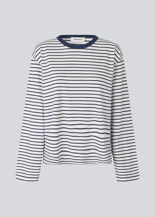 Langærmet t-shirt i beige i bomuldsjersey med mørkeblå striber. HellenMD LS stripe t-shirt har en afslappet pasform med brede ærmer og rund hals.&nbsp;