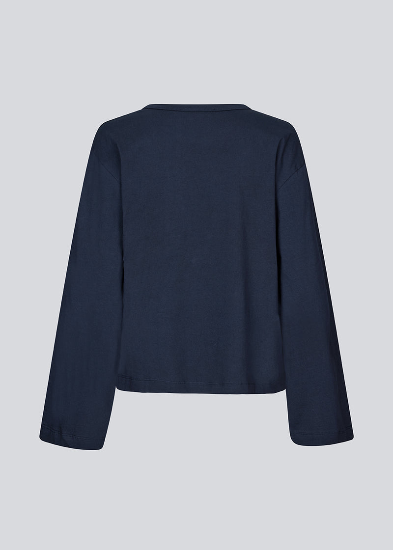Langærmet t-shirt i bomuldsjersey. HellenMD LS t-shirt har en afslappet pasform med vidde, brede ærmer og rund hals.