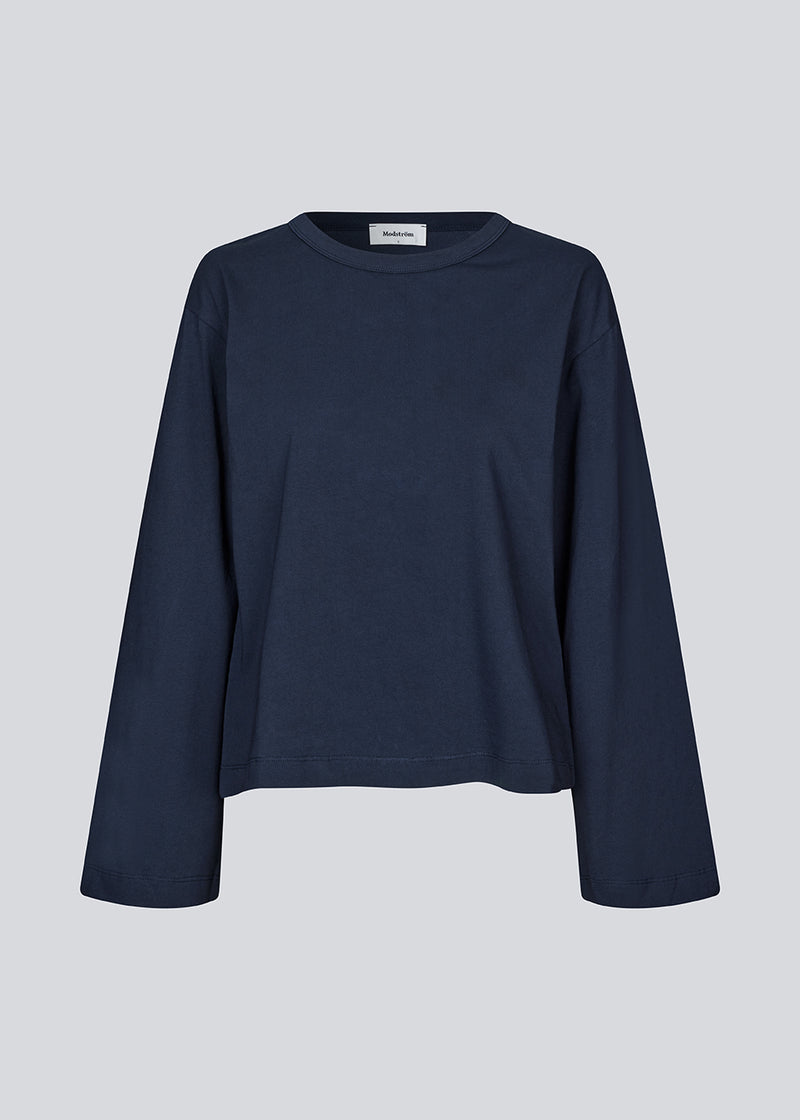 Langærmet t-shirt i bomuldsjersey. HellenMD LS t-shirt har en afslappet pasform med vidde, brede ærmer og rund hals.