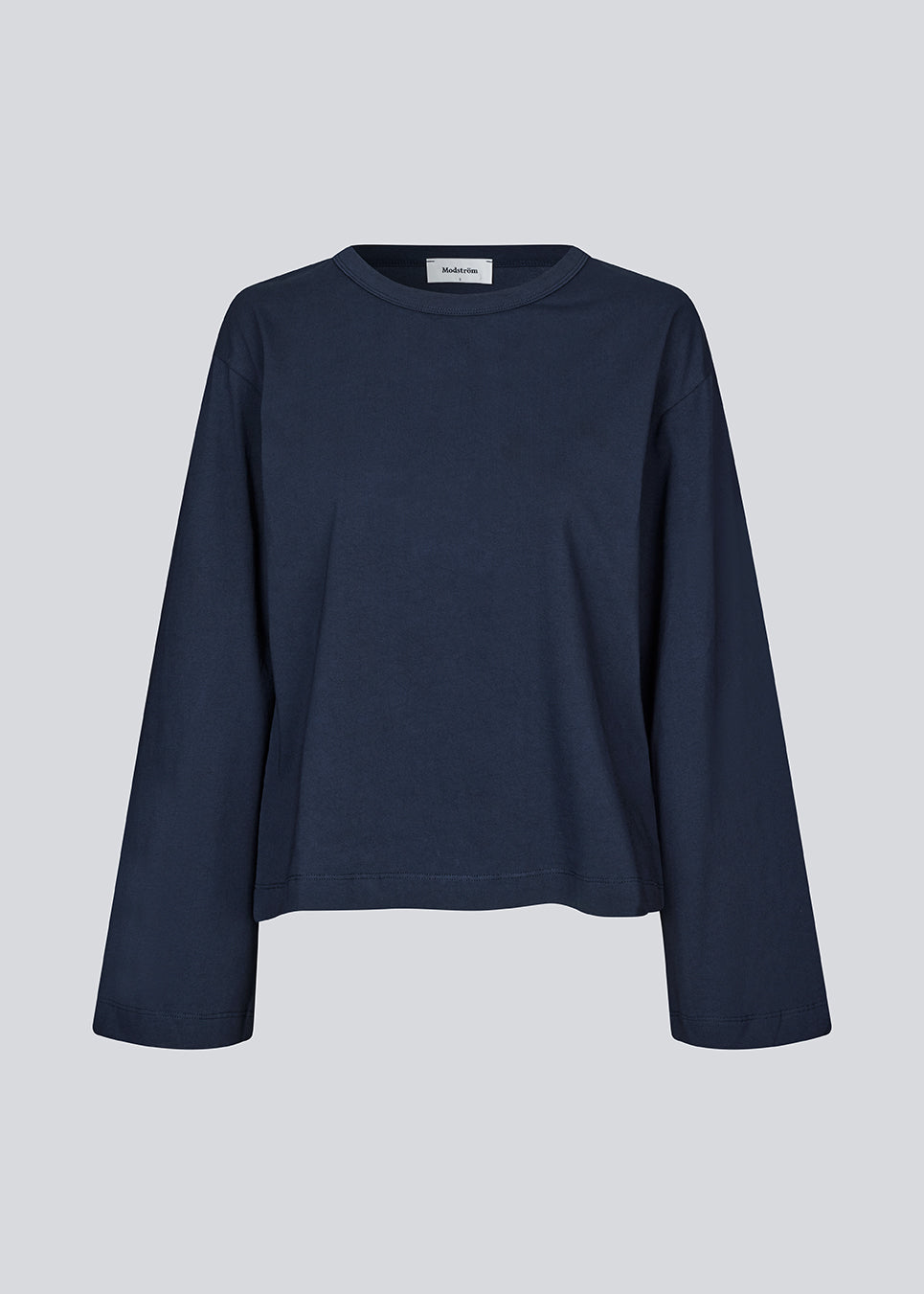 Langærmet t-shirt i bomuldsjersey. HellenMD LS t-shirt har en afslappet pasform med vidde, brede ærmer og rund hals.