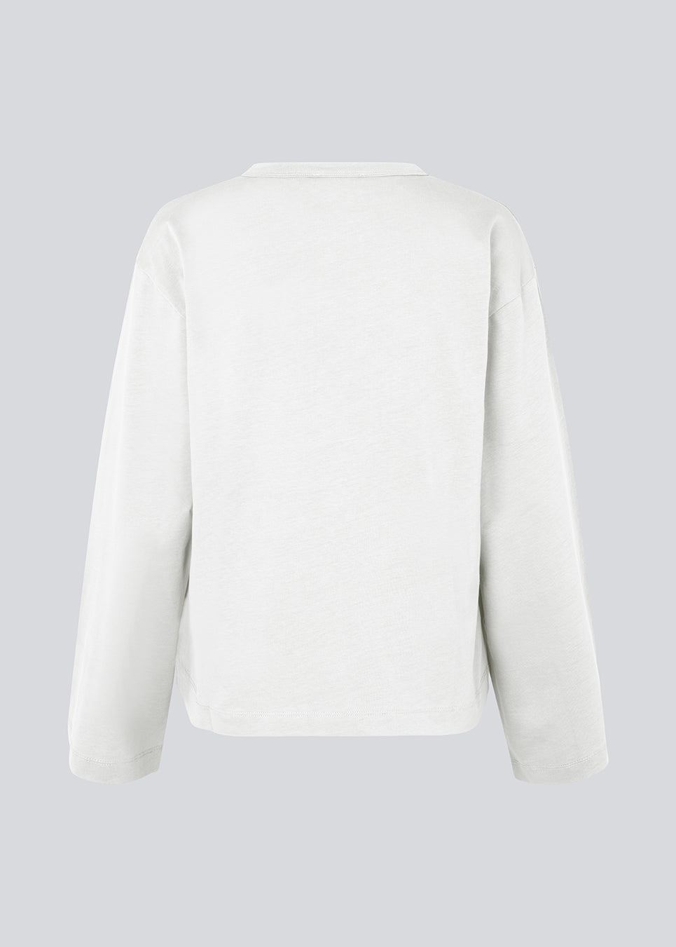 Langærmet t-shirt i bomuldsjersey. HellenMD LS t-shirt har en afslappet pasform med vidde, brede ærmer og rund hals. Modellen er 175 cm og har en størrelse S/36 på.