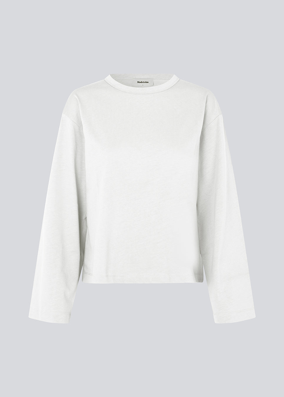 Langærmet t-shirt i bomuldsjersey. HellenMD LS t-shirt har en afslappet pasform med vidde, brede ærmer og rund hals. Modellen er 175 cm og har en størrelse S/36 på.