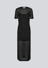 Midi kjole i mønstret, transparent kvalitet. HendrickMD dress har rund hals og korte ærmer. Underkjole med tynde stropper medfølger. Modellen er 175 cm og har en størrelse S/36 på.