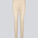Tights med tætsiddende pasform i transparent, mønstret kvalitet. HendrickMD tights har en høj talje med elastik. Modellen er 175 cm og har en størrelse S/36 på.