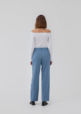 Jeans med lige, brede ben og 5 lommer i strukturmønstret bomuld. HennesyMD jeans har en mellemhøj talje med lynlåsgylp og knap. Modellen er 175 cm og har en størrelse S/36 på.