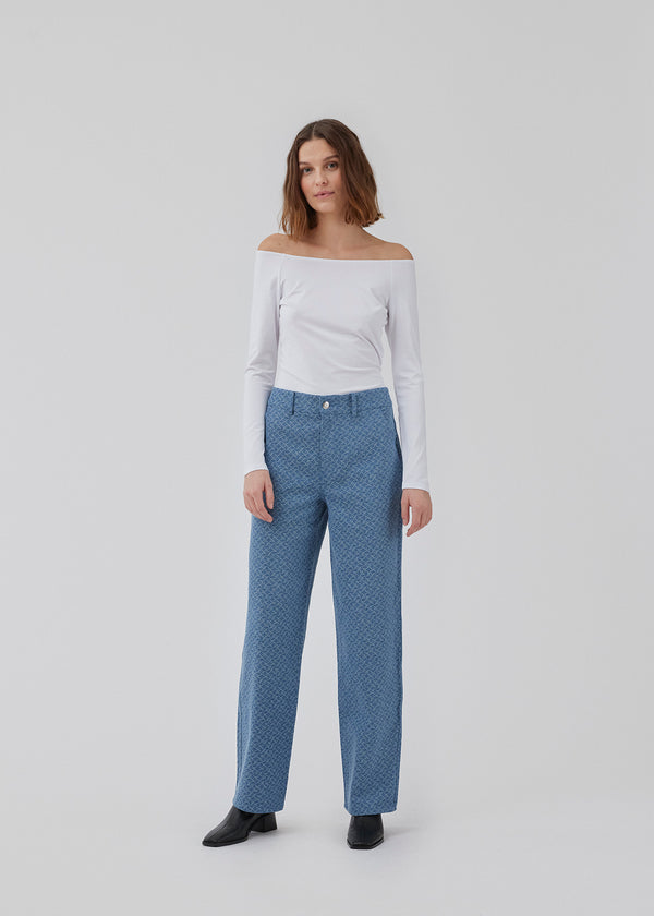 Jeans med lige, brede ben og 5 lommer i strukturmønstret bomuld. HennesyMD jeans har en mellemhøj talje med lynlåsgylp og knap. Modellen er 175 cm og har en størrelse S/36 på.