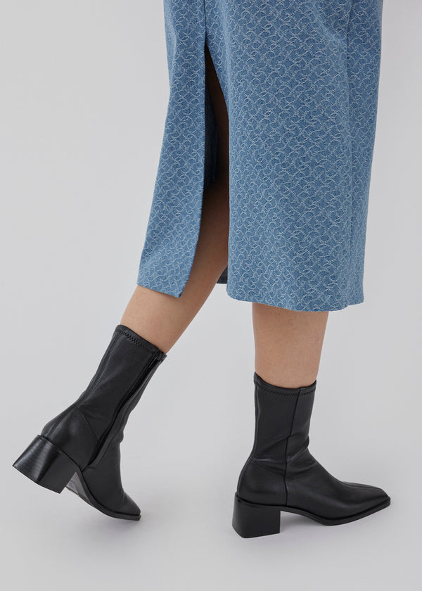 Midi denim nederdel fremstillet i strukturmønstret bomuld. HennesyMD skirt har mellemhøj talje med lynlåsgylp og knap, 5 lommer og slids bagpå. Modellen er 175 cm og har en størrelse S/36 på.