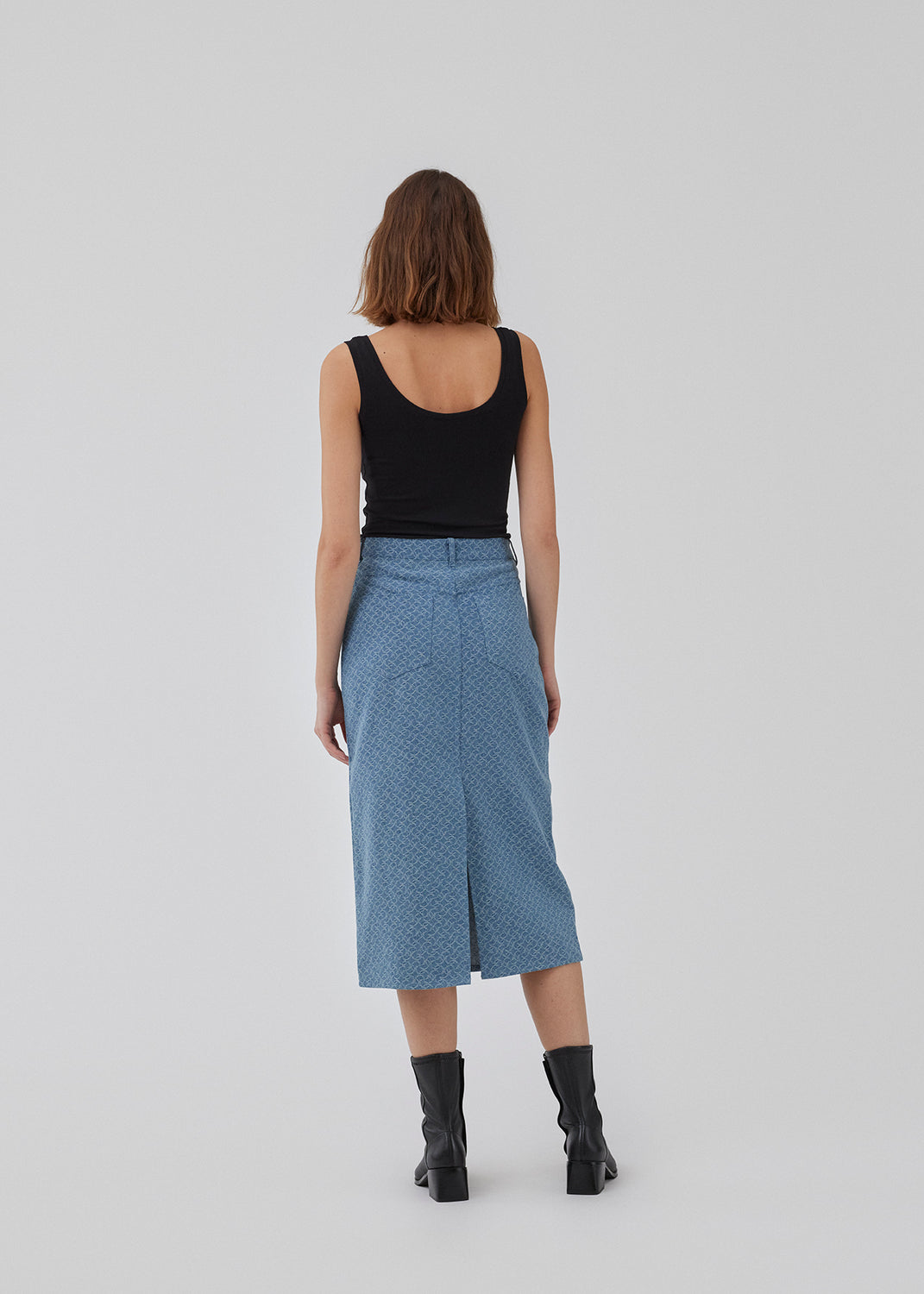 Midi denim nederdel fremstillet i strukturmønstret bomuld. HennesyMD skirt har mellemhøj talje med lynlåsgylp og knap, 5 lommer og slids bagpå. Modellen er 175 cm og har en størrelse S/36 på.