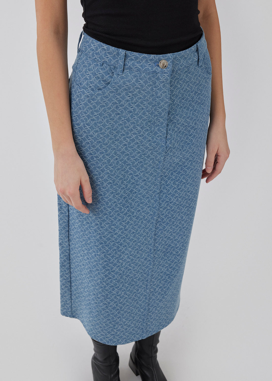 Midi denim nederdel fremstillet i strukturmønstret bomuld. HennesyMD skirt har mellemhøj talje med lynlåsgylp og knap, 5 lommer og slids bagpå. Modellen er 175 cm og har en størrelse S/36 på.