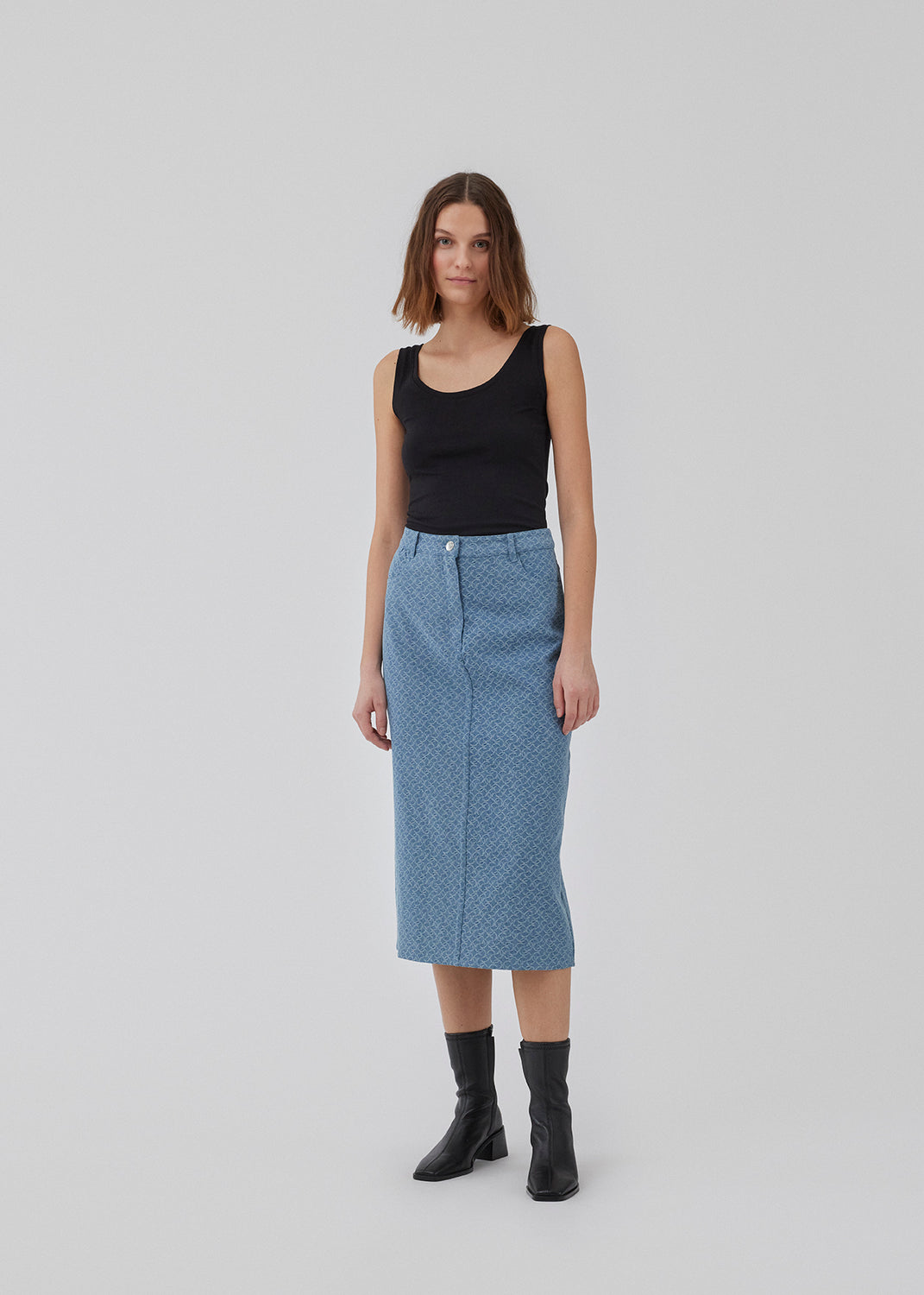 Midi denim nederdel fremstillet i strukturmønstret bomuld. HennesyMD skirt har mellemhøj talje med lynlåsgylp og knap, 5 lommer og slids bagpå. Modellen er 175 cm og har en størrelse S/36 på.