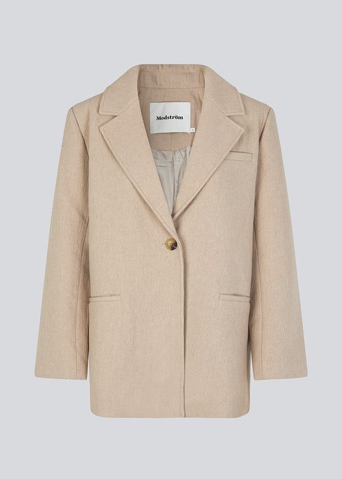 Enkeltradet blazer i tyk kvalitet med uld og en enkelt knap. HerminaMD jacket har et oversize fit med lige facon. Paspolerede forlommer og brystlomme. Modellen er 175 cm og har en størrelse S/36 på.
