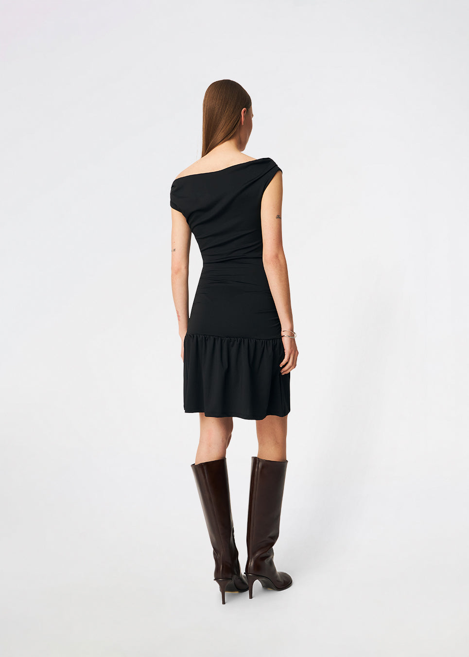 Off-shoulder kjole i en blød og stretchy kvalitet. HimaMD Flare Dress har en tætsiddende silhuet med bred, foldet halsudskæring, der kan bæres off-shoulder, draperede detaljer omkring taljen og et feminint skørt med flæsekant. Det figursyede design fremhæver silhuetten, mens den bløde kvalitet sikrer en komfortabel pasform.