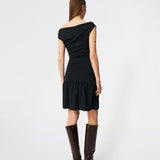 Off-shoulder kjole i en blød og stretchy kvalitet. HimaMD Flare Dress har en tætsiddende silhuet med bred, foldet halsudskæring, der kan bæres off-shoulder, draperede detaljer omkring taljen og et feminint skørt med flæsekant. Det figursyede design fremhæver silhuetten, mens den bløde kvalitet sikrer en komfortabel pasform.