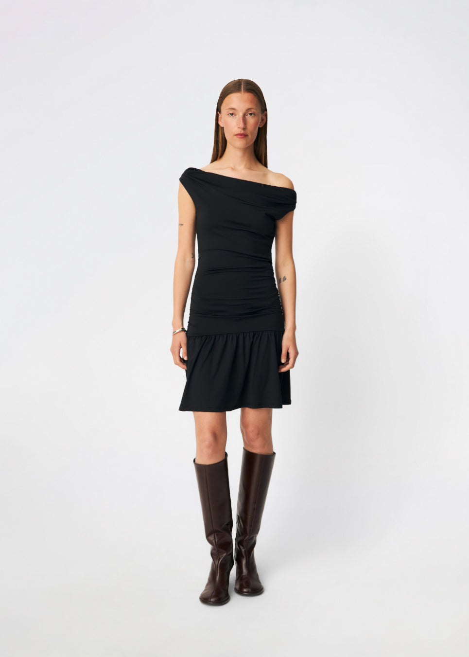 Off-shoulder kjole i en blød og stretchy kvalitet. HimaMD Flare Dress har en tætsiddende silhuet med bred, foldet halsudskæring, der kan bæres off-shoulder, draperede detaljer omkring taljen og et feminint skørt med flæsekant. Det figursyede design fremhæver silhuetten, mens den bløde kvalitet sikrer en komfortabel pasform.