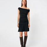 Off-shoulder kjole i en blød og stretchy kvalitet. HimaMD Flare Dress har en tætsiddende silhuet med bred, foldet halsudskæring, der kan bæres off-shoulder, draperede detaljer omkring taljen og et feminint skørt med flæsekant. Det figursyede design fremhæver silhuetten, mens den bløde kvalitet sikrer en komfortabel pasform.